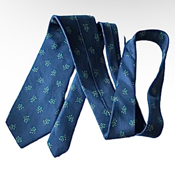 LANDS END Silk Christmas Tie Candy Canes with Green Ribbons on Navy 59”L x 3.5”W - Picture 4 of 5